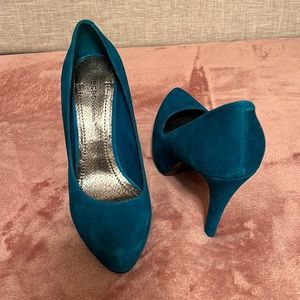 New never worn BCBGeneration teal color suede pumps